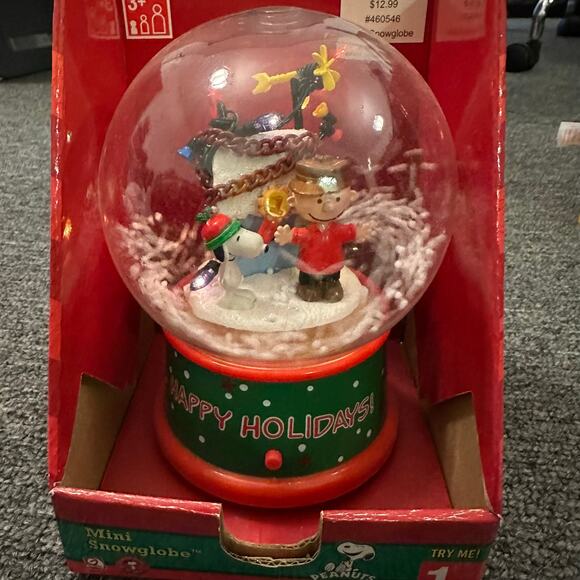 Gemmy Peanuts musical mini snow globe Snoopy Charlie Brown Christmas - Picture 3 of 3